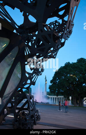 Wien, Schwarzenbergplatz mit Skulptur "Der Morgen" von Matthew Ritchie Stockfoto