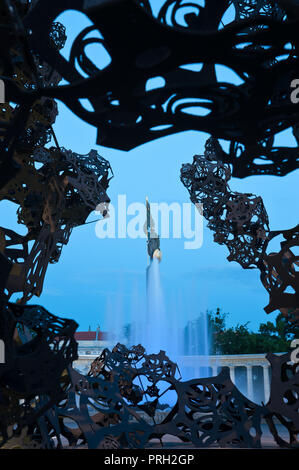 Wien, Schwarzenbergplatz mit Skulptur "Der Morgen" von Matthew Ritchie Stockfoto