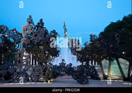 Wien, Schwarzenbergplatz mit Skulptur "Der Morgen" von Matthew Ritchie Stockfoto