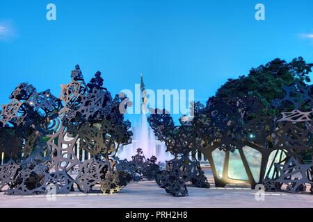 Wien, Schwarzenbergplatz mit Skulptur "Der Morgen" von Matthew Ritchie Stockfoto