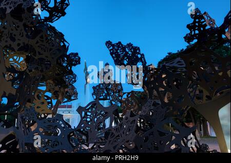 Wien, Schwarzenbergplatz mit Skulptur "Der Morgen" von Matthew Ritchie Stockfoto