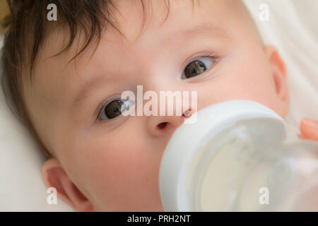 Ein Baby eine Flasche gefüttert Stockfoto