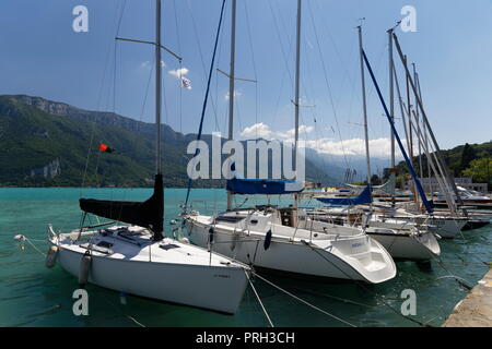 Segel Boote auf das kristallklare Wasser des Sees von Annecy Frankreich Stockfoto