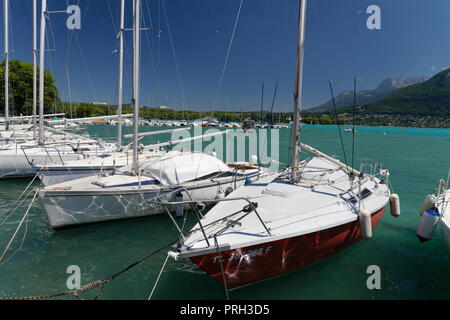 Segel Boote auf das kristallklare Wasser des Sees von Annecy Frankreich Stockfoto