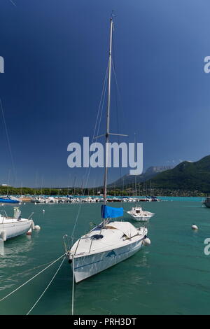 Segel Boote auf das kristallklare Wasser des Sees von Annecy Frankreich Stockfoto