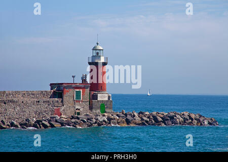 Leuchtturm an der Hafeneinfahrt von Insel Ischia, Golf von Neapel, Kampanien, Italien Stockfoto