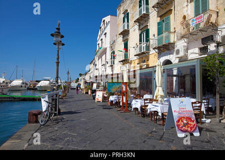 Restaurants am Hafen von Ischia Porto, Ischia, Golf von Neapel, Italien Stockfoto