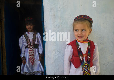 Traditionell gekleidete Mädchen aus dem Wakhan Valley (Tadschikistan). Stockfoto