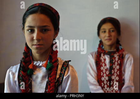 Traditionell gekleidete Mädchen aus dem Wakhan Valley (Tadschikistan) Stockfoto