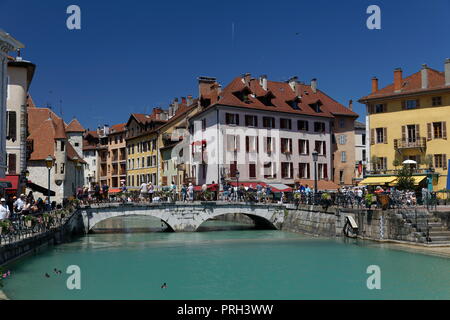 Entfernte Brücke über den Fluss Thiou in der Altstadt von Annecy Frankreich Stockfoto