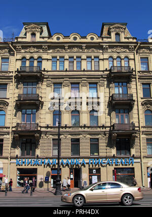 Die prächtige Fassade eines der vielen Gebäude am Newskij Prospekt, die Hauptstraße in St. Petersburg, Russland. Stockfoto