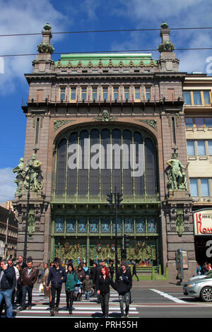 Die prächtige Fassade eines der Gebäude auf dem Newski Prospekt in St. Petersburg, Russland. Stockfoto