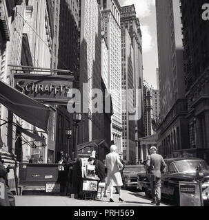 50er Jahre, historisch, New York City, Manhattan und ein Blick auf die Wall Street mit den hohen Büroblöcken und Wolkenkratzern des Finanzdistrikts und ein Schild für Schrafft's, eine berühmte Kette von Lunch Rooms und Restaurants, NY, USA. Stockfoto