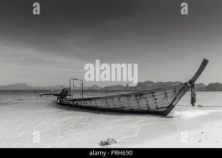 Alten hölzernen Boot Kunst der Schwarz-Weiß-Fotografie meer ozean Landschaft ruhig ansehen. Stockfoto