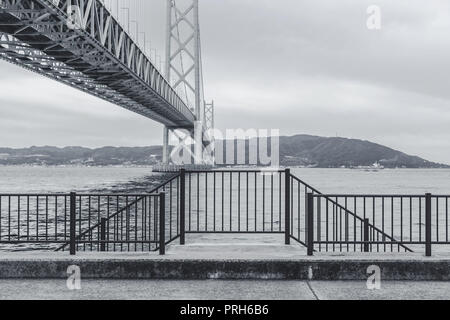Akashi Kaikyo Brücke in Kobe anzeigen Kunst schwarze und weiße Ton Stockfoto