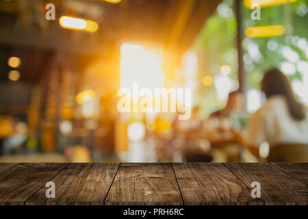 Holz- Tisch leeren Raum mit Cafe innen blur Design für Werbung Vorlage mockup Montage Hintergrund Stockfoto