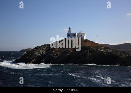 Kea Insel Griechenland Kea Leuchtturm und Agios Nikolaos Kirche Stockfoto