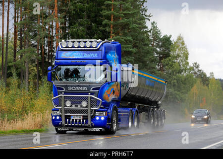 Salo, Finnland - 28 September, 2018: Maßgeschneiderte Scania R620 Asphalt truck Road Runner von KMS Palvelu Trucking entlang auf nasser Straße im Herbst regen. Stockfoto