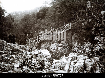 Anfang des zwanzigsten Jahrhunderts Foto, die die ursprüngliche Bergleute Brücke über den Fluss LLugwy in Betws y Coed im Snowdonia National Park in Nordwales. Stockfoto