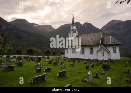 Typische Christentum Kirche mit Friedhof in Norwegen Stockfoto