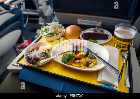 Essen an Bord der Business Class Flugzeug Stockfoto