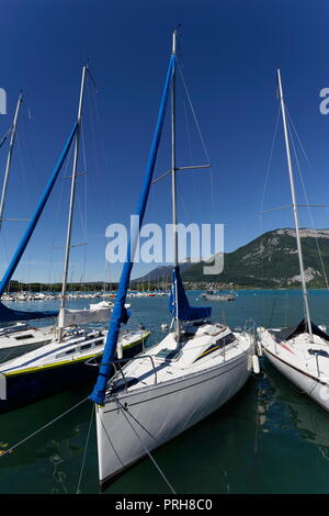 Segel Boote auf das kristallklare Wasser des Sees von Annecy Frankreich Stockfoto