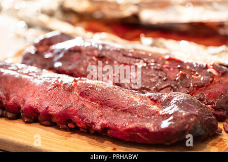 Zwei Platten aus langsam gekocht Grill Rippchen mit süßen bbq Sauce auf einem Schneidebrett Stockfoto