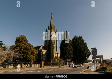 Frühling mit Baum Blüte Allerheiligen Kirche in der Nähe der Themse in Marlow, Buckinghamshire, Großbritannien Stockfoto