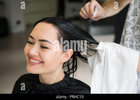 Friseur Schneiden der Frau Haar im Salon, Lächeln, Front View, Nahaufnahme, Porträt Stockfoto