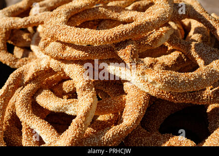 Koulouri Thessalonikis, einem traditionellen griechischen Sesam Brot Rezept Ringe. Stockfoto