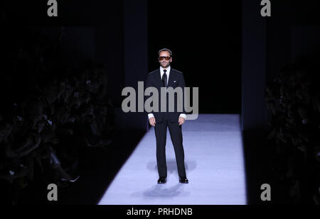 NEW YORK, NY - Februar 08: Designer Tom Ford geht der Start- und Landebahn an der Tom Ford Womenswear FW 18 Sammlung an der Park Avenue Armory am 8. Februar 2018 in Stockfoto