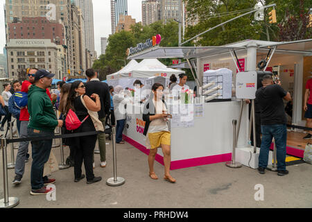 Menschenmassen am Dunkin' und Taube Zusammenarbeit Branding event in Flatiron Plaza in New York am Montag, 1. Oktober 2018. Die Besucher waren von dem kostenfreien Tassen Kaffee und Proben der von Unilever, Dove Marke trocken Shampoo behandelt. Offenbar, so die Veranstalter Frauen auf Dunkin' und trocken Shampoo ermöglicht Ihnen so schnell aufstehen und morgens laufen. Dunkin' Brands vor kurzem änderte ihren Namen ablegen moniker 'donuts' besser Rechnung zu tragen, dass 60 Prozent der Verkäufe sind Kaffee Getränke. (Â© Richard B. Levine) Stockfoto