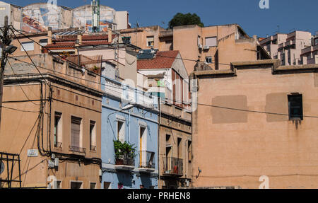 Bunte Stadthäuser in der La Salut Nachbarschaft im Stadtteil Gràcia von Barcelona, Katalonien, Spanien, Europa. Alte traditionelle Altstadt Gebäude Stockfoto