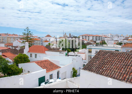 Dächer der Stadt Tavira an der Algarve Portugal Stadtbild Blick aus dem 12. Jahrhundert die Burg von Tavira über den Roten rötlich braunen Fliesen der r erhöhten Stockfoto