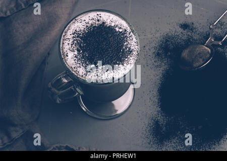 Schwarz Gothic/GOTHIC HOLZKOHLE LATTE. Herbst Halloween Kaffee trinken. Nahaufnahme Stockfoto