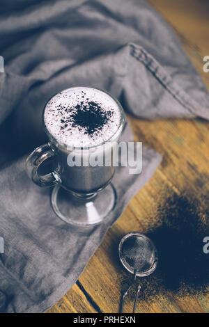 Schwarz Gothic/GOTHIC HOLZKOHLE LATTE. Herbst Halloween Kaffee trinken. Nahaufnahme Stockfoto