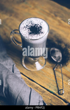 Schwarz Gothic/GOTHIC HOLZKOHLE LATTE. Herbst Halloween Kaffee trinken. Nahaufnahme Stockfoto