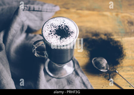 Schwarz Gothic/GOTHIC HOLZKOHLE LATTE. Herbst Halloween Kaffee trinken. Nahaufnahme Stockfoto