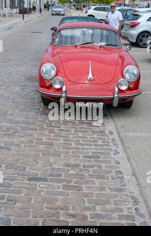 Helles Rot 60er Porsche 356 B Super 90 Vintage Sportwagen Vorderansicht des hellen roten Porsche 1962 1963 356 B super 90 deutsche hinten zwei viertürige Coupé quattro Stockfoto