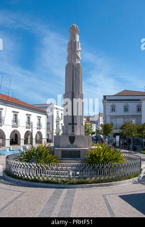Weißer Marmor Gedenkstätte für die Toten des Ersten Weltkriegs Platz der Republik Stadt Tavira Portugal schöne weiße Marmor Stein war Memorial denkmal Kenotaph Stockfoto