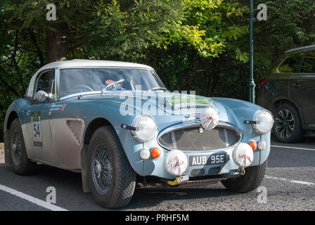 1967 Blaue und Weiße Austin Healey 3000 Mk III Klassische Sportwagen abseits des vorderen rechten Treiber Seitenansicht des 1967 blaue und weiße Austin Healey 3000 Stockfoto