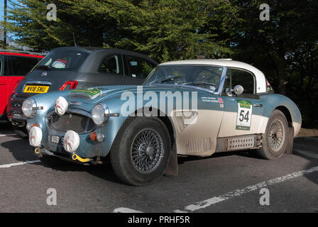 1967 Blaue und Weiße Austin Healey 3000 Mk III Klassische Sportwagen nearside Linken Passagiere Seitenansicht des 1967 blaue und weiße Austin Healey 3000 Mar Stockfoto