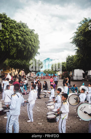 Ciudad Vieja, Guatemala - 27. September 2018: marching band Parade in einer Prozession vorbei einen Blick auf den Vulkan in einer kleinen Stadt etwas außerhalb von Antigua Stockfoto