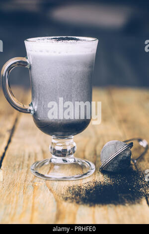 Schwarz Gothic/GOTHIC HOLZKOHLE LATTE. Herbst Halloween Kaffee trinken. Nahaufnahme Stockfoto