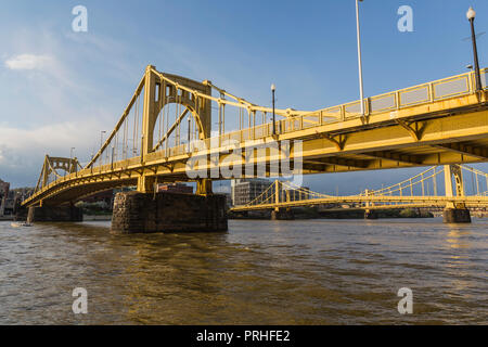 Downtown River Waterfront und gelbe Brücken der Allegheny River Crossing in Pittsburgh, Pennsylvania. Stockfoto