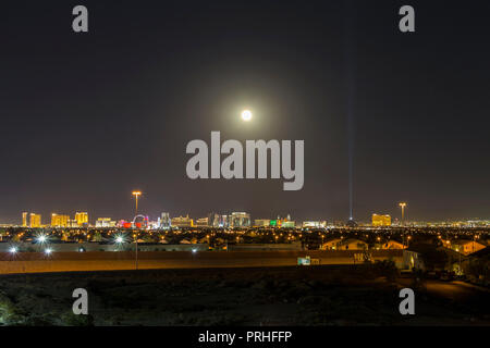 Las Vegas, Nevada, USA - 25. September 2018: Mond über dem Las Vegas Strip Resort Towers in der südlichen Nevada steigt. Stockfoto