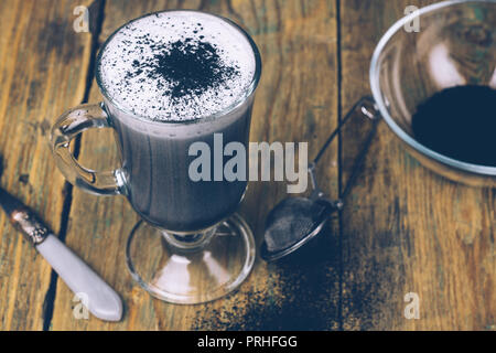 Schwarz Gothic/GOTHIC HOLZKOHLE LATTE. Herbst Halloween Kaffee trinken. Nahaufnahme Stockfoto