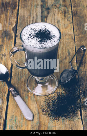 Schwarz Gothic/GOTHIC HOLZKOHLE LATTE. Herbst Halloween Kaffee trinken. Nahaufnahme Stockfoto