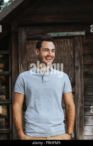 Obere Karosserie Portrait von Lachen kaukasischen Mann Stockfoto