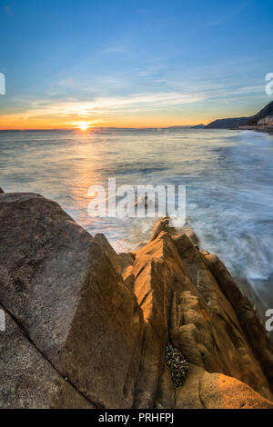 Sonnenuntergang in Italien von der Küste der Italienischen Riviera Ligure Ligurien Cinque Terre, La Spezia Cinqueterre Strand blauer himmel landschaft Seascape anzeigen Felsen Herbst Stockfoto